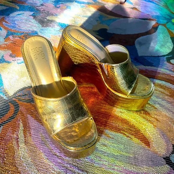 SOLD- Metallic Gold Platform Sandals, Size 7 - Picture 7 of 7